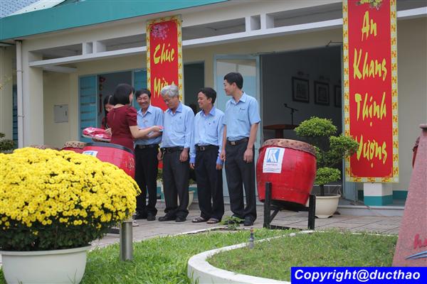 Nhận quà lì xì - Khai trương sanmr xuất